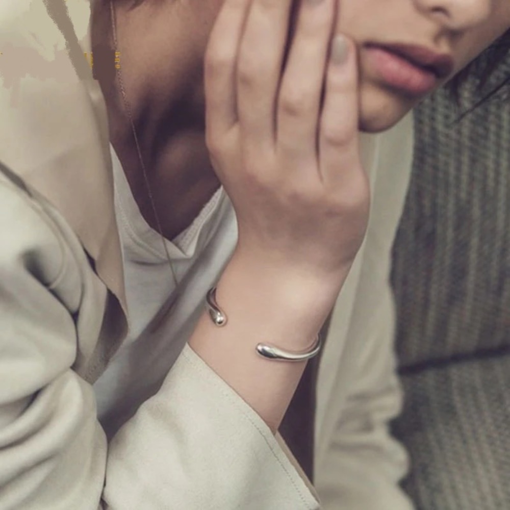 TIFFANY-inspired design Sterling Silver plain round teardrop bangle (silver) - Picture 1 of 7